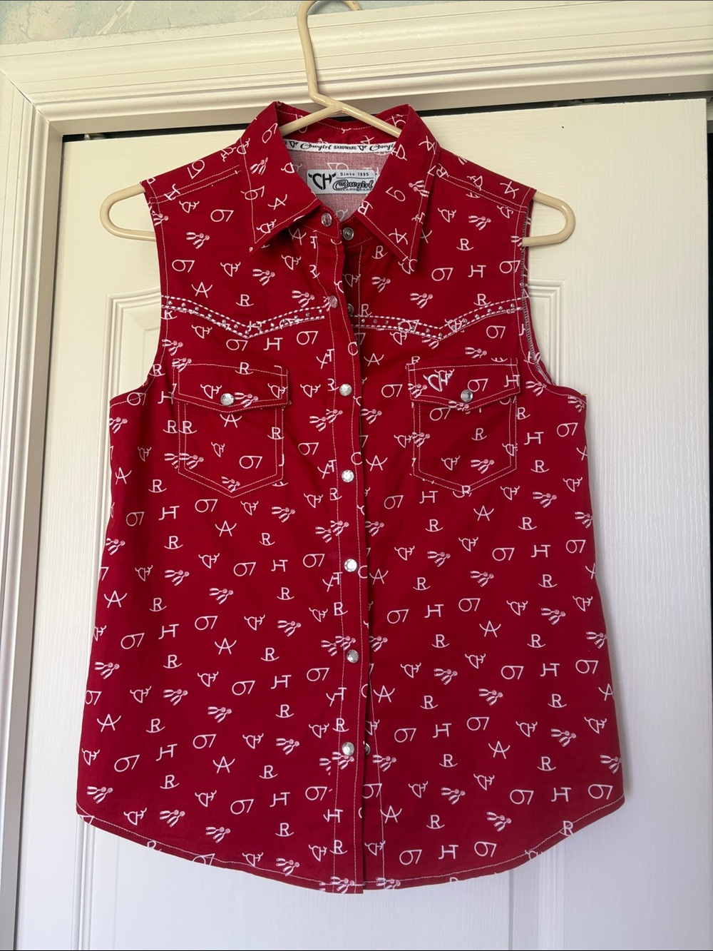 Sleeveless Red & White rhinestone snap Western cattle brands & spurs print shirt